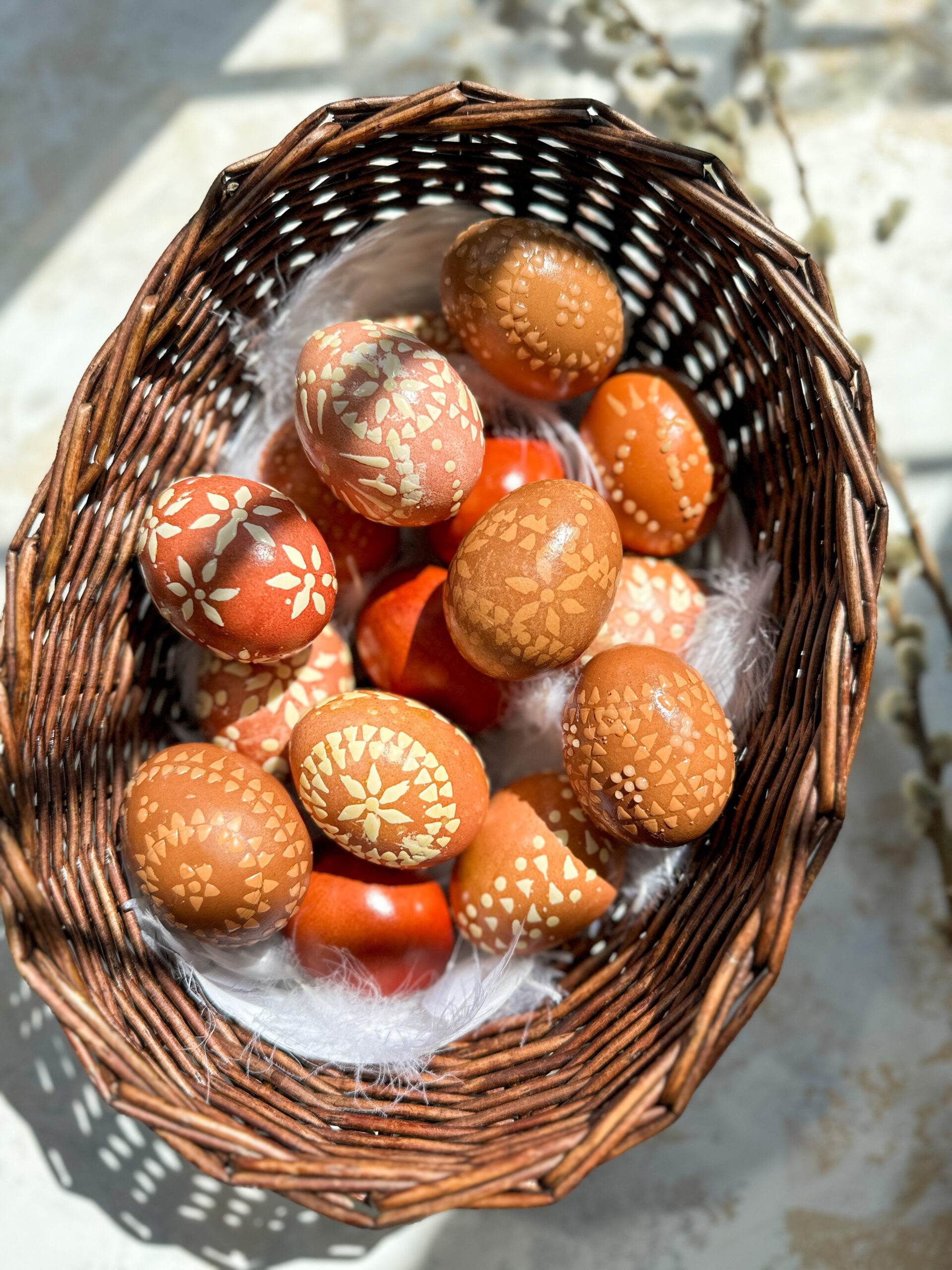 καλάθι με πασχαλινά αυγά Pysanky